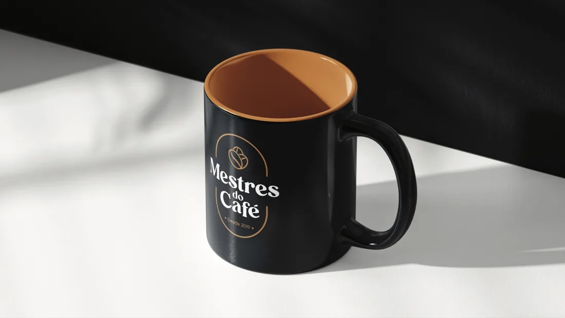 Caneca preta e dourada da marca Mestres do Café